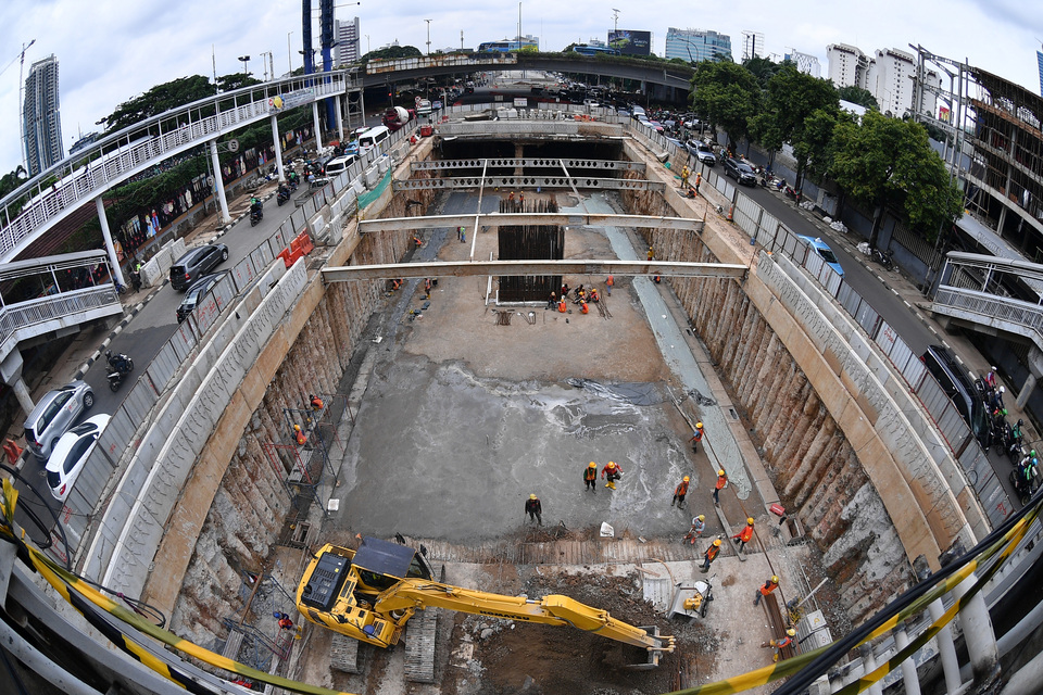 Builders work at the site of the Mampang-Kuningan underpass project in Jakarta on Tuesday (13/03). The International Money Fund estimates Indonesia's economic growth can reach 5.3 percent this year, supported by infrastructure development. (Antara Photo/Sigid Kurniawan)