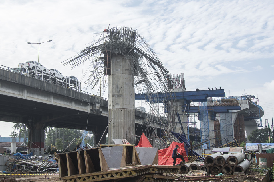 A concrete mold that collapsed at the Becakayu Toll Road project in East Jakarta on Feb. 20 injured seven people. (Antara Photo/Aprillio Akbar)