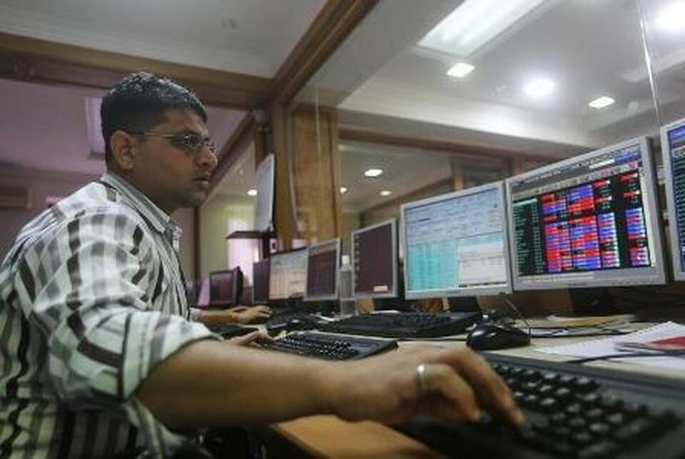 After betting strongly on Indian bonds last year, foreign investors are cutting their holdings as a tumbling rupee erodes their returns and economic risks cloud the outlook of a once-hot emerging market play. (Reuters Photo)