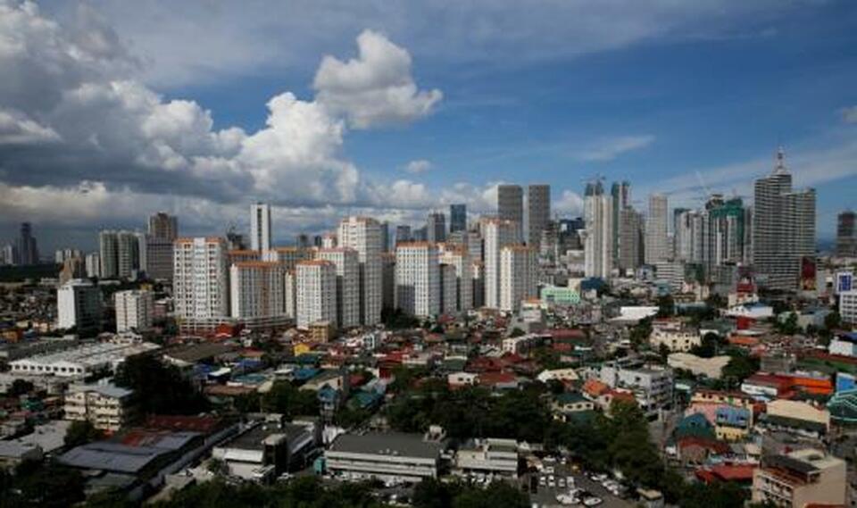 A view of residential condominium buildings at a residential neighborhood in Mandaluyong, Metro Manila, Philippines August 22, 2016. (Reuters Photo/Erik De Castro)