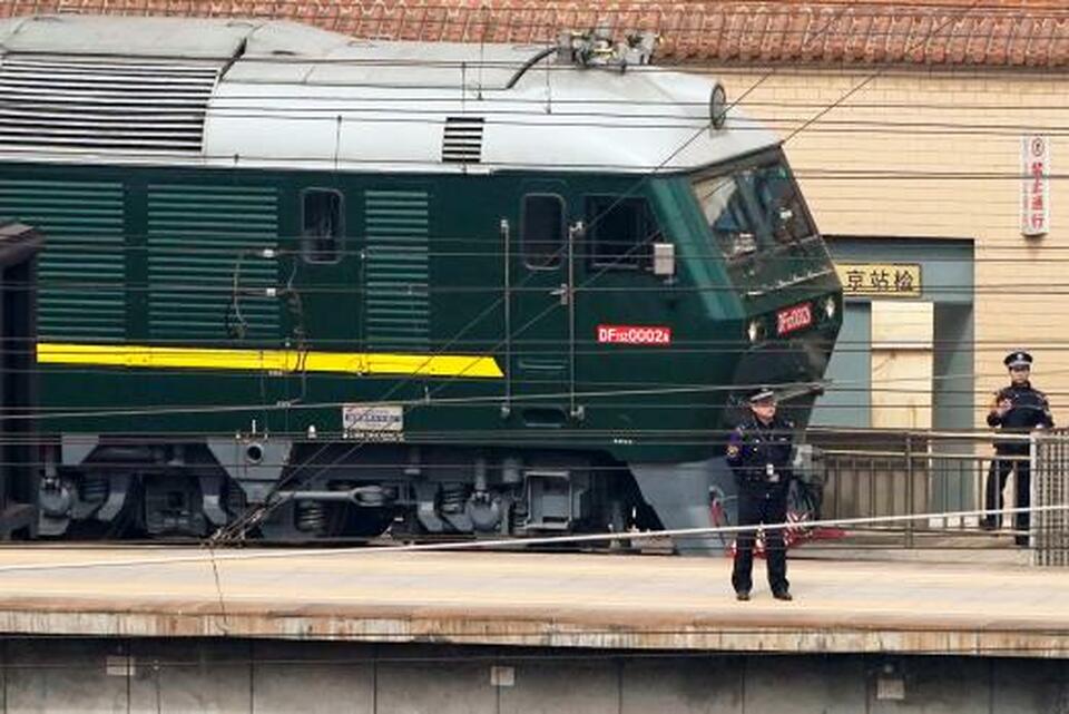 A train believed to be carrying a senior North Korean delegation left the Chinese capital on Tuesday (27/03) following a dramatic whirlwind visit that some reports said included the country's leader, Kim Jong-un.  (Reuters Photo/Jason Lee)