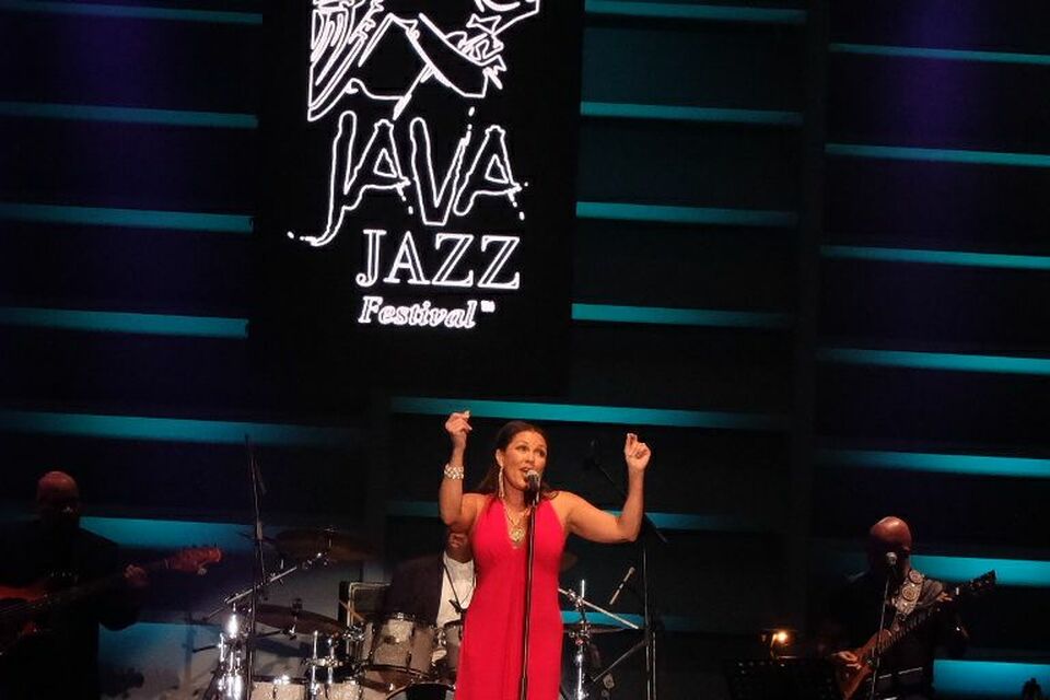 Vanessa Williams dazzled Java Jazz Festival crowd in Jakarta on Friday (02/03). (Photo courtesy of Dina Fitriana)