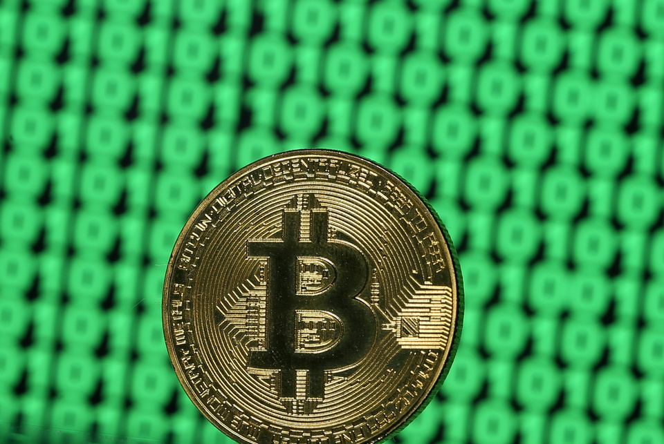 When China closed its local cryptocurrency exchanges late last year, an underground ecosystem of bitcoin 'mules' and peer-to-peer platforms sprung up to allow bitcoin trading to thrive, away from regulators' watchful eyes.  (Reuters Photo/Dado Ruvic)