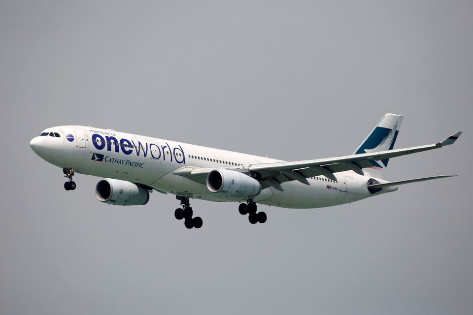 A Cathay Pacific Airbus A330-300 plane in Oneworld livery descends before landing at Hong Kong Airport in Hong Kong, China April. (Reuters Photo/Bobby Yip)
