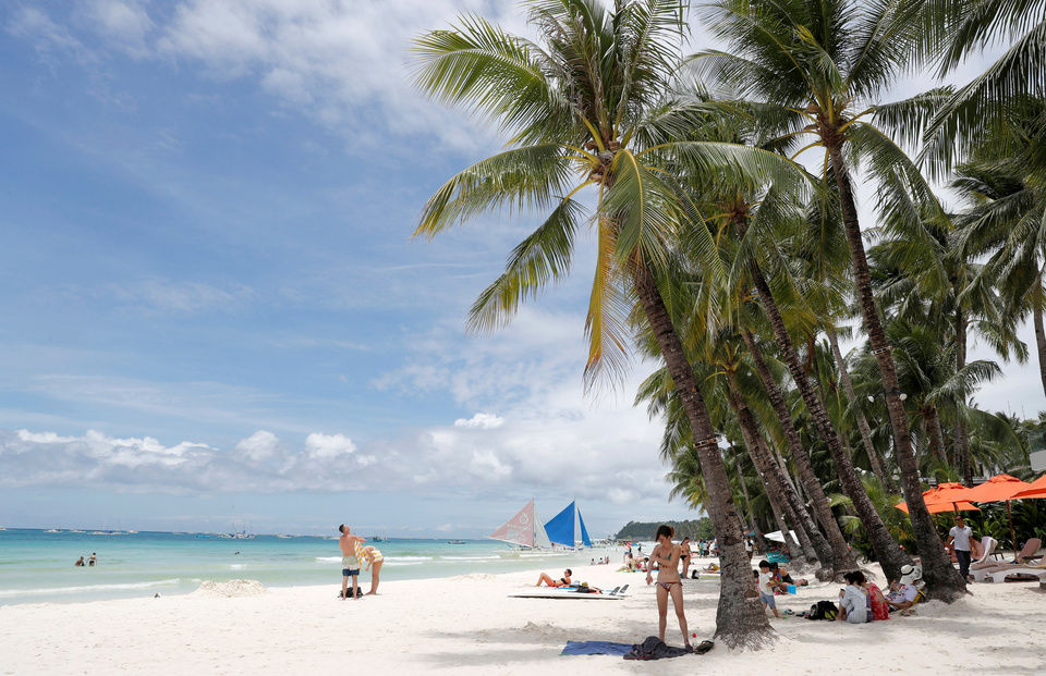 The Philippines will limit the number of visitors setting foot on its most treasured island resort each day when it reopens to tourists on Oct. 26 after a six-month rehabilitation effort, an environment official said on Wednesday (03/10). (Reuters Photo/Erik De Castro)