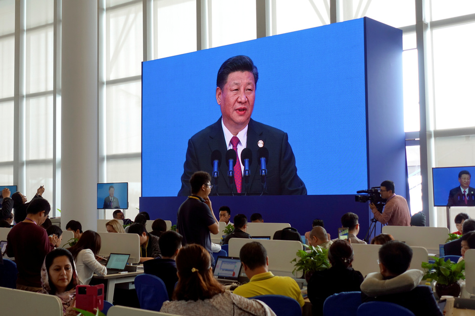Reporters at media center of Boao Forum for Asia watch Chinese President Xi Jinping delivering his speech at the annual forum, in Boao, in the southern Chinese province of Hainan, China, Tuesday (10/04). (Reuters Photo/Joseph Campbell)
