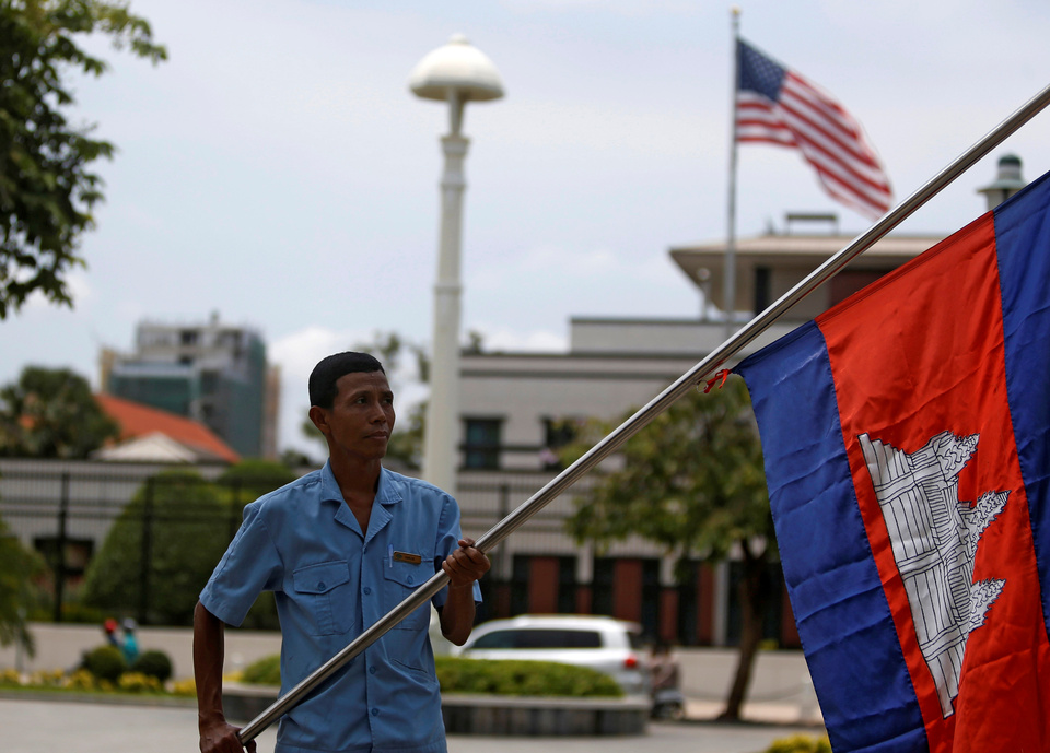 A man holds a Cambodian flag opposite the US Embassy in Phnom Penh on Friday (13/04).  (Reuters Photo/Samrang Pring)