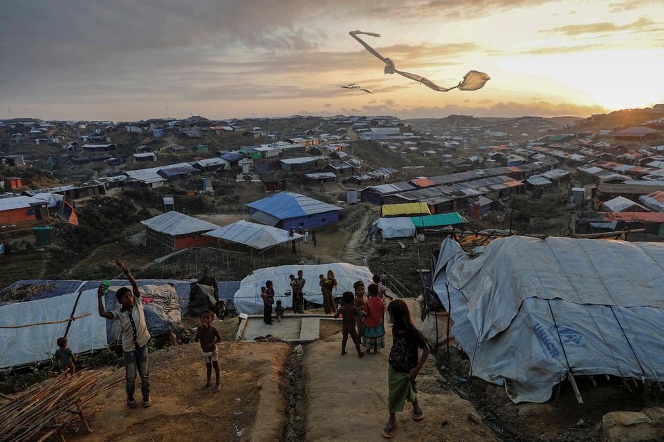 Rohingya refugee children fly improvised kites at the Kutupalong refugee camp near Cox's Bazar, Bangladesh. (Reuters Photo/Damir Sagolj)