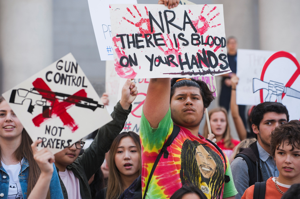 Students from schools across Los Angeles attend a nationwide protest on the 19th anniversary of the Columbine school shooting in Los Angeles, California, Friday (20/04). (Reuters Photo/Andrew Cullen)