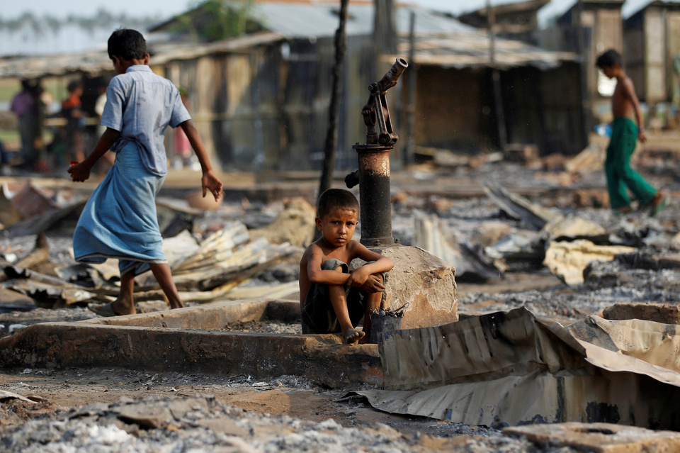 A boy sits in a burnt area after fire destroyed shelters at a camp for internally displaced Rohingya Muslims in the western Rakhine State near Sittwe, Myanmar May 2016. (Reuters Photo/Soe Zeya Tun)