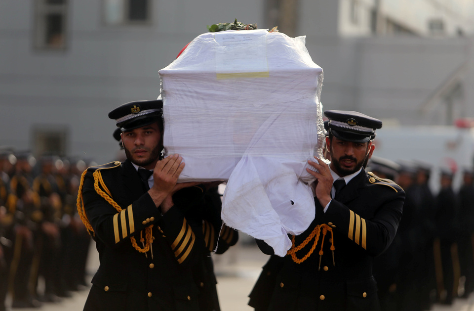 Members of Palestinian Hamas security forces carry a coffin containing the body of Palestinian engineering lecturer Fadi al-Batsh in the southern Gaza Strip on Thursday (26/04). (Reuters Photo/Ibraheem Abu Mustafa)
