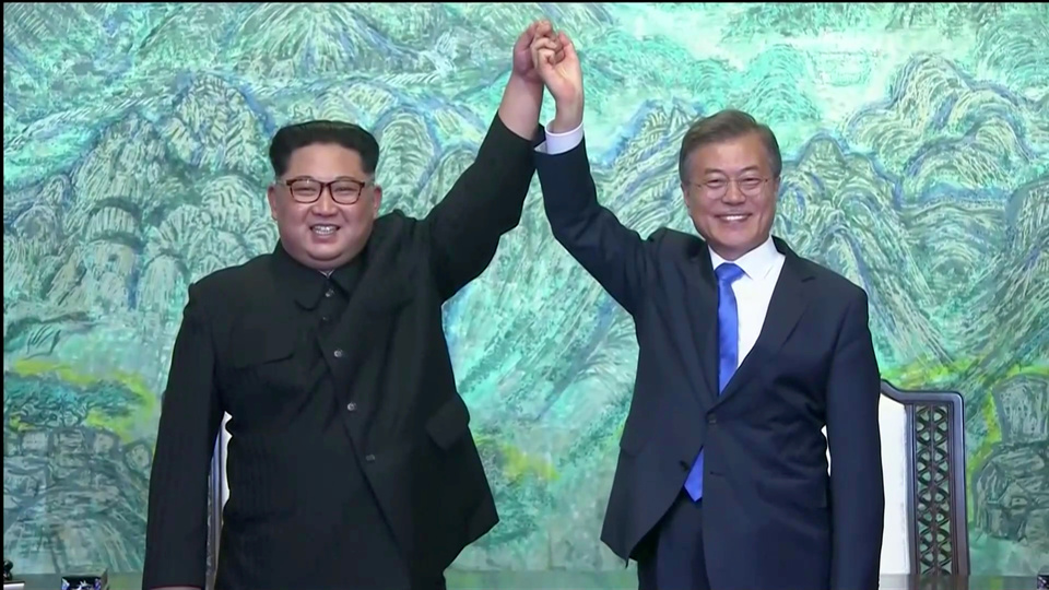 At their first summit in more than a decade on Friday (27/04), the leaders of North and South Korea held hands, planted a tree, and signed a pledge to pursue peace on the peninsula. (Reuters Photo)