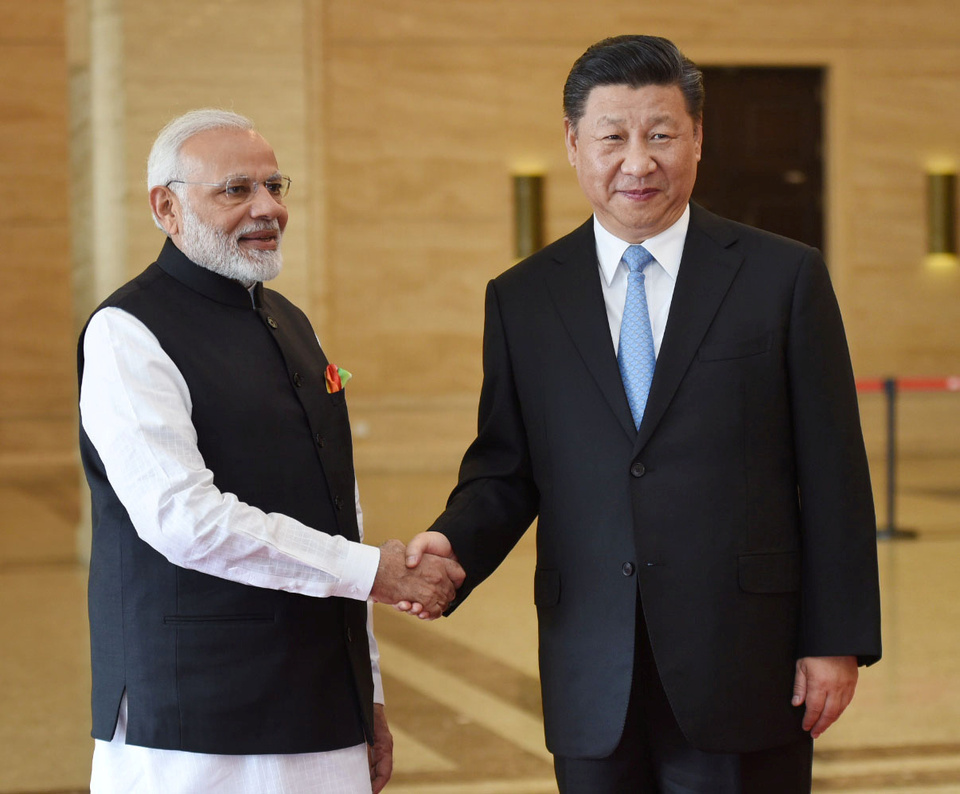 Indian Prime Minister Narendra Modi got a personal tour of a museum with President Xi Jinping on Friday (27/04) as he began an ice-breaking visit to China in which the giant neighbors will seek to re-set troubled ties. (Reuters Photo/India's Press Information Bureau)