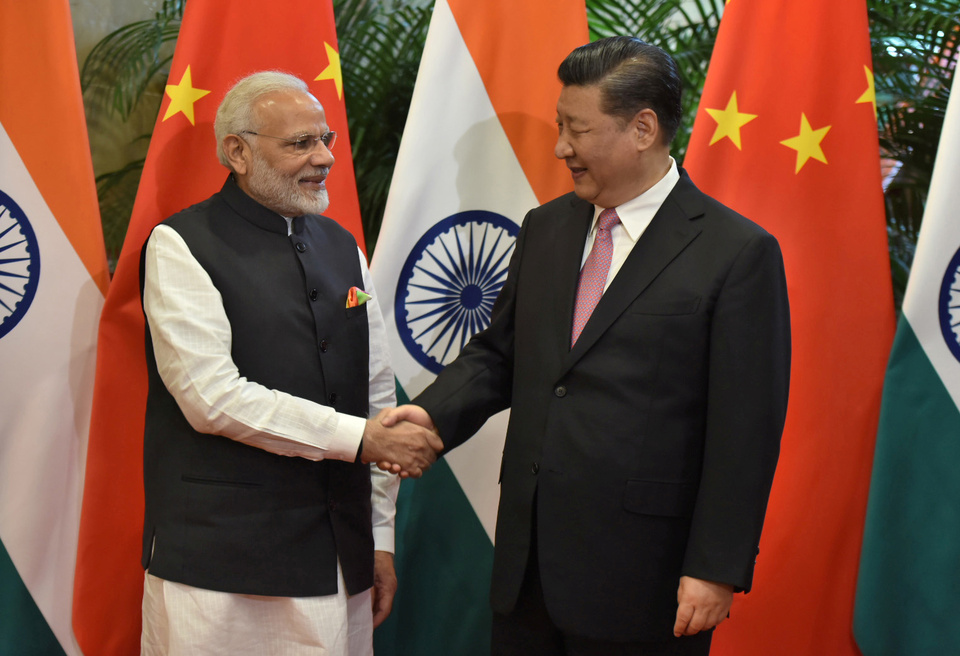 Chinese President Jinping shakes hands with Indian Prime Minister Narendra Modi during their visit at East Lake Guest House, in Wuhan, China, Friday (27/04).  (Reuters Photo/India's Press Information Bureau)