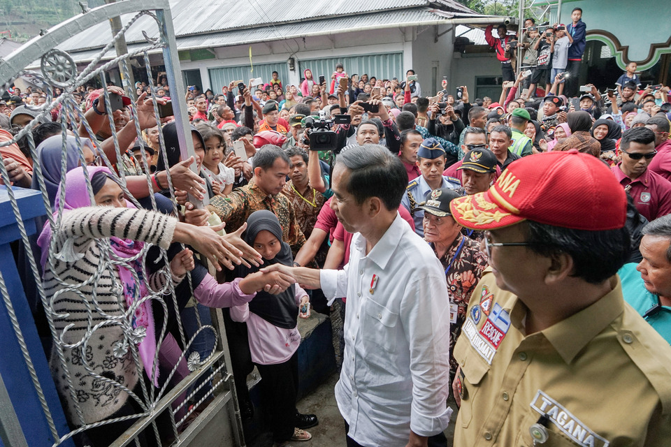 President Joko 'Jokowi' Widodo still enjoys high public approval, with recent surveys giving him a double digit lead over his main rival, former general Prabowo Subianto. (Antara Photo/Idhad Zakaria)