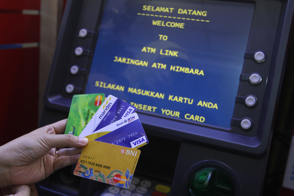 Customers use Himbara ATM machines in Jakarta. Indonesia's state-owned banking group, comprising Bank Mandiri, BRI, BNI, BTN, and BSI, plays a central role in the country's financial system and government lending programs. (Antara)