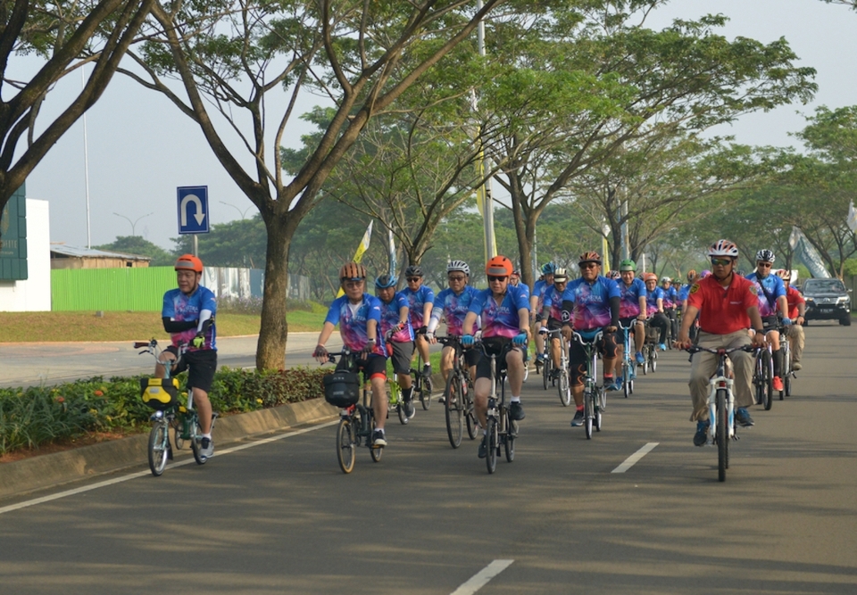 President Director of Astra International, Prijono Sugiarto (second from right), Director of Astra International, Suparno Djasmin (left) following Astra Cycling Tour, Tangerang 22 April 2018. This fun bike takes the theme of Inviting People to comply with traffic rules and Wisdom in social media. Photo Courtesy of Astra
