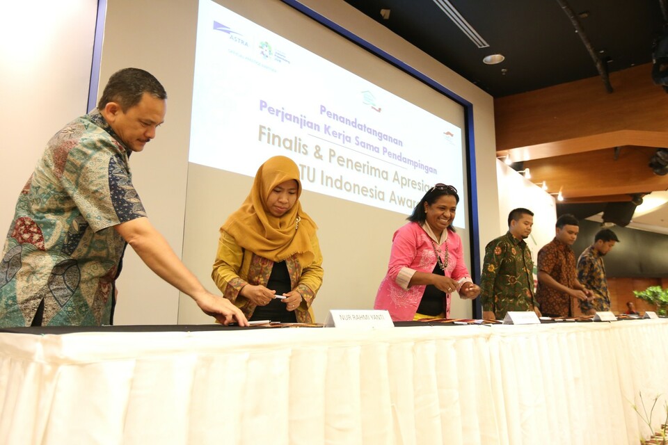 Head of Environment & Social Responsibility of Astra International, Riza Deliansyah (left) witnessed the signing of a reciprocal cooperation agreement of the recipient & finalist of SATU Indonesia Awards in kick off of Kampung Berseri Astra Towards a Prosperous Village in Jakarta April 20, 2018. Photo Courtesy of Astra


