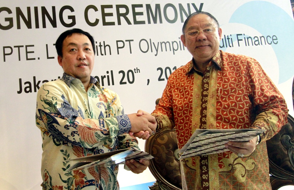 J Trust CEO Nobuyoshi Fujisawa (left) shook hands with President Commissioner of Olympindo Multi Finance (OMF), Ang Andi Bintoro (right) at the signing of a 60% acquisition of OMF shares by J Trust Asia in Jakarta, April 20, 2018. A Trust Asia expansion into the financial sector in Indonesia by acquiring the multifinance company OMF and will be the channeling J Trust Bank in disbursing motor vehicle financing, agricultural equipment and microfinance. Photo Courtesy of J Trust

 

 