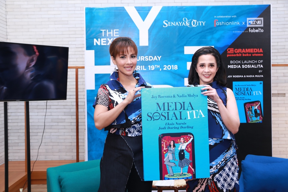 Nadia Mulya and Joy Roesma present their book 'Media Sosialita.' (Photo courtesy of Magnifique PR)