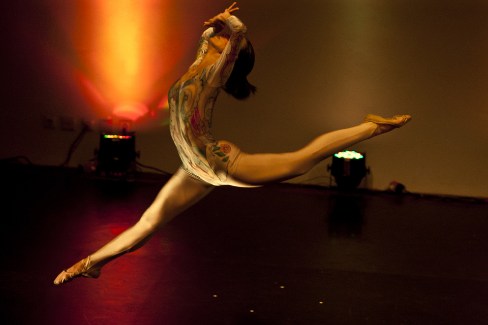 A dancer performed the 'grand jete' or mid-air split during 'Aku dan Waktu' (Time and I) (JG Photo/Yudha Baskoro)