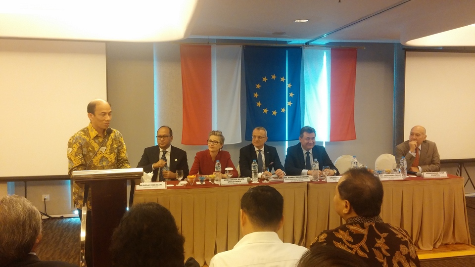 Deputy Energy Minister Arcandra Tahar, left, speaking during the Indonesia-Poland bilateral meeting in Jakarta on Thursday (12/04). (JG Photo/Amal Ganesha)