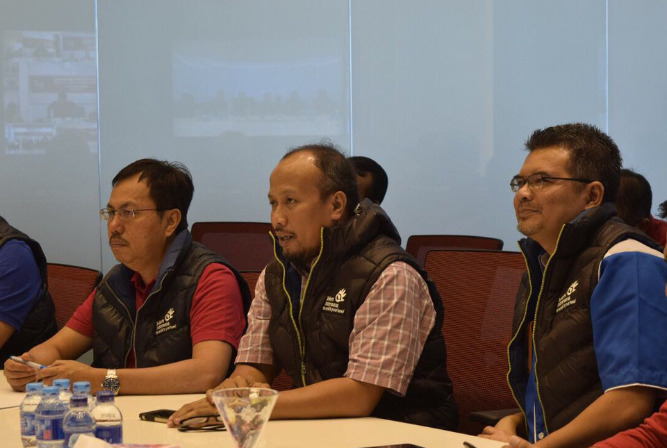 Sekar Telkom chairman Asep Mulyana, right, YLKI chairman Tulus Abadi and Telkom consumer service director Masud Khamid, participate in a press conference in Jakarta. (Photo courtesy of Telkom)