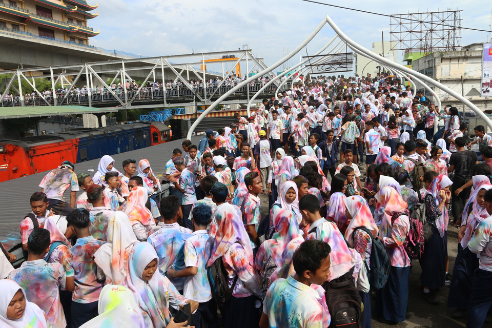 Junior high school students paint their uniforms after the final national examination in Medan, North Sumatra, on Thursday (26/04). Coloring their uniforms in rainbow hues has become a tradition for graduating students. (Antara Photo/Irsan Mulyadi)