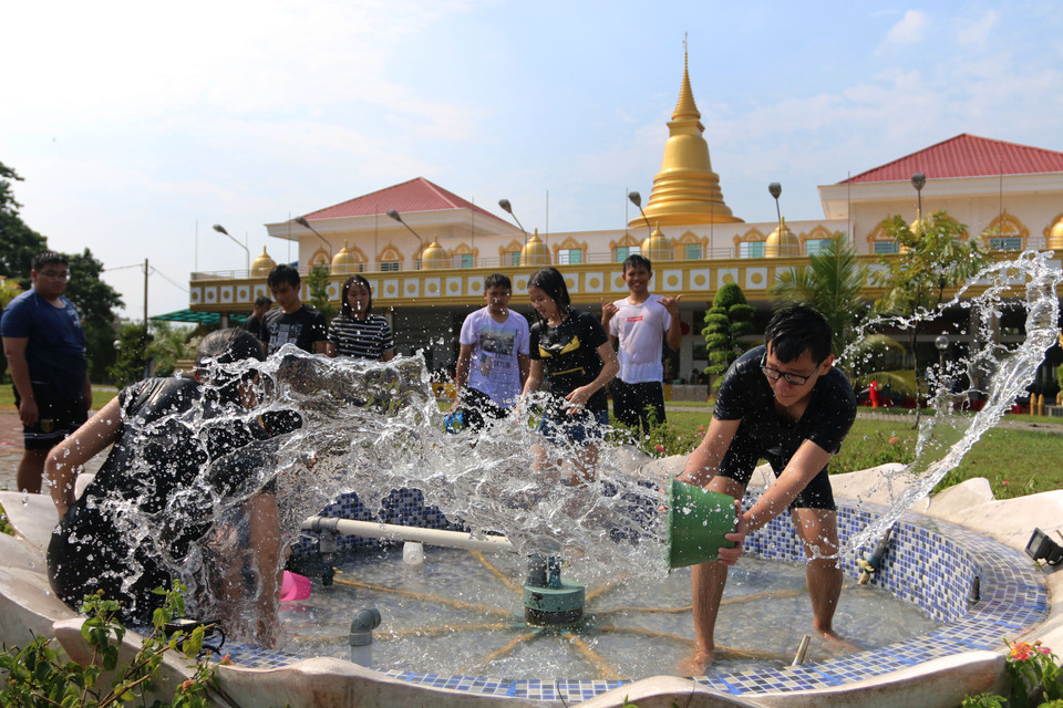Buddhist celebrate Songkran at Salaprakcha Semakhom Vihara in Medan, North Sumatra, Sunday (04/15), marking the beginning of a new astrological year. The celebrations, which involve lots of water to symbolically purify the mind and soul, are common around Southeast Asia. (Antara Photo/Irsan Mulyadi)