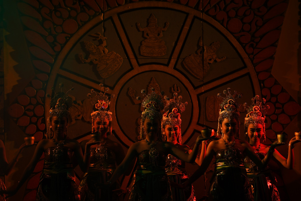 Women perform a bedhaya mojoputri dance during a cultural event in Surabaya, East Java, on Friday (06/04). The bedhaya is a sacred ritualized dance, associated with Javanese royalty. The event was aimed at promoting the tourism potential of the area. (Antara Photo/Zabur Karuru)