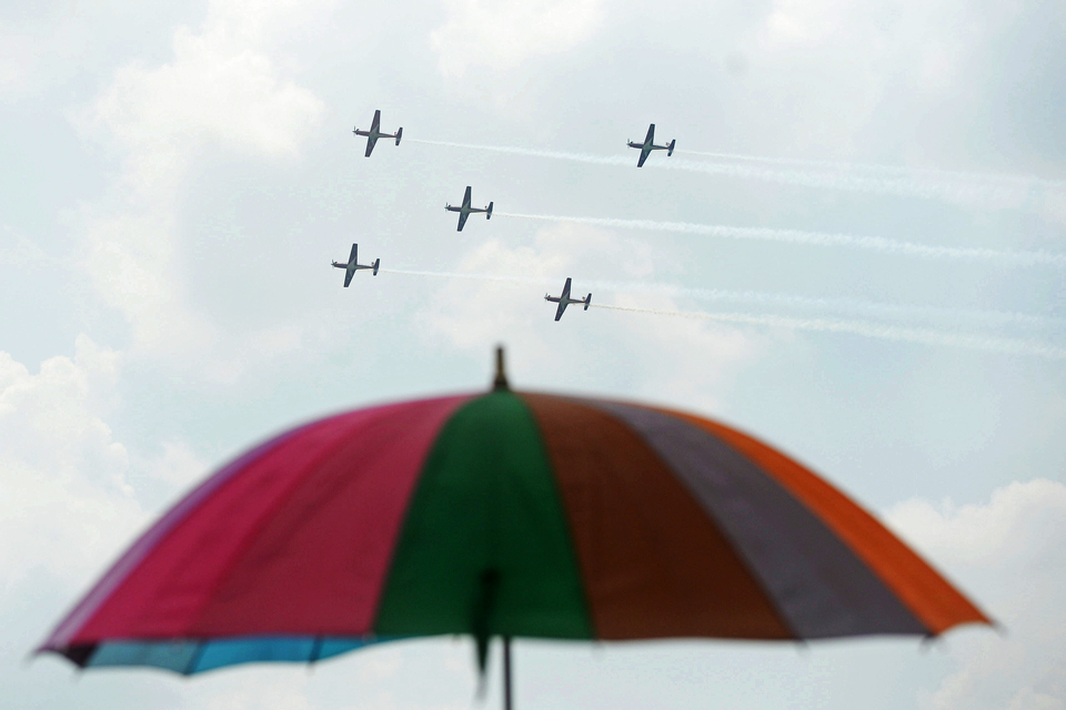 The Jupiter Aerobic Team performs in the skies above Halim Perdanakusuma International Airport in East Jakarta on Saturday (07/04) as part of the 72nd anniversary celebration of the Indonesian Air Force. (Antara Photo/Akbar Nugroho Gumay)