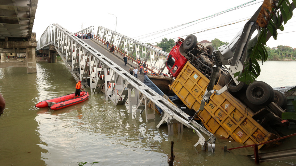 The Widang Bridge in Tuban, East Java, collapsed on Tuesday (17/04), killing one and injuring three others. (Antara Photo/Aguk Sudarmojo)

