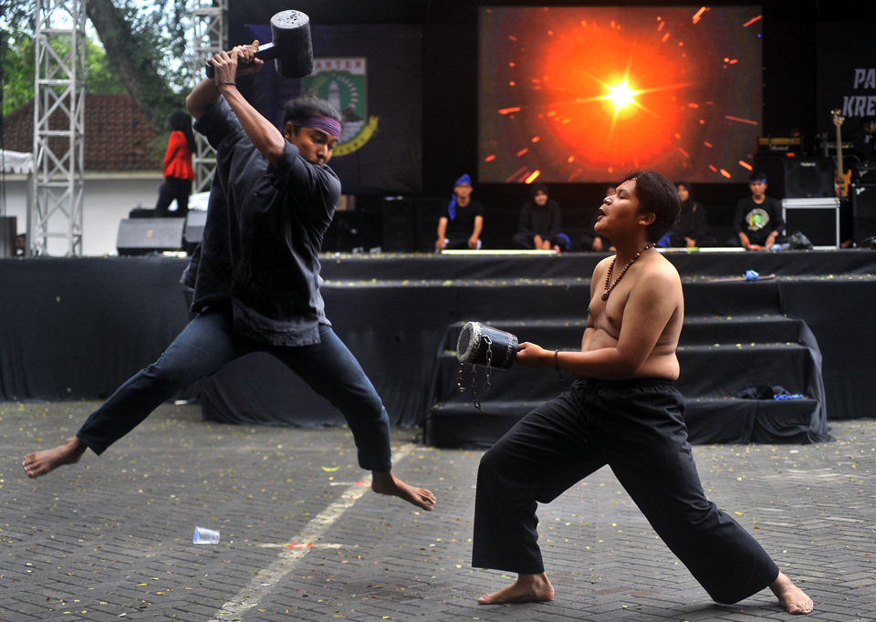Martial artists demonstrate a hammer fight during a youth event in Serang, Banten, Monday (24/04). The show was organized by Dispora Banten to promote the province's young talent. (Antara Photo/Asep Fathulrahman)