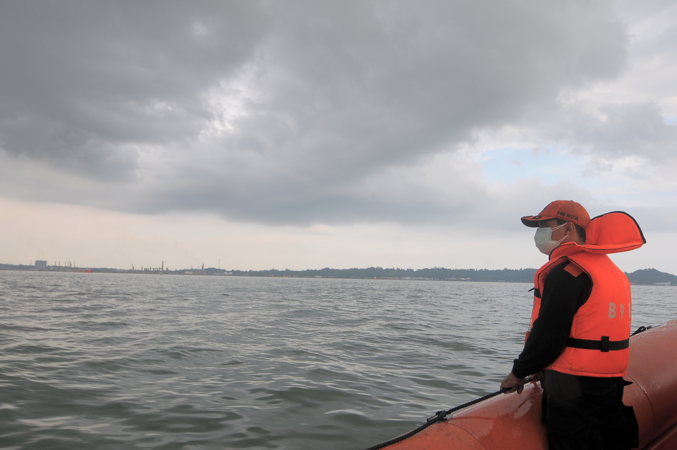 An officer is searching for victims of an oil spill fire in Balikpapan Bay on Monday (02/04). The search area has been expanded to 10 nautical miles from the coast of Balikpapan, East Kalimantan. (Antara Photo/Sheravim)