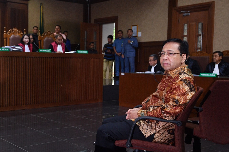 Most Indonesians are disappointed with the Jakarta Corruption Court's decision on Tuesday (24/04) to sentence former House of Representatives Speaker Setya Novanto to 15 years in prison for his role in the high-profile e-KTP graft case, a survey showed. (Antara Photo/Sigid Kurniawan)