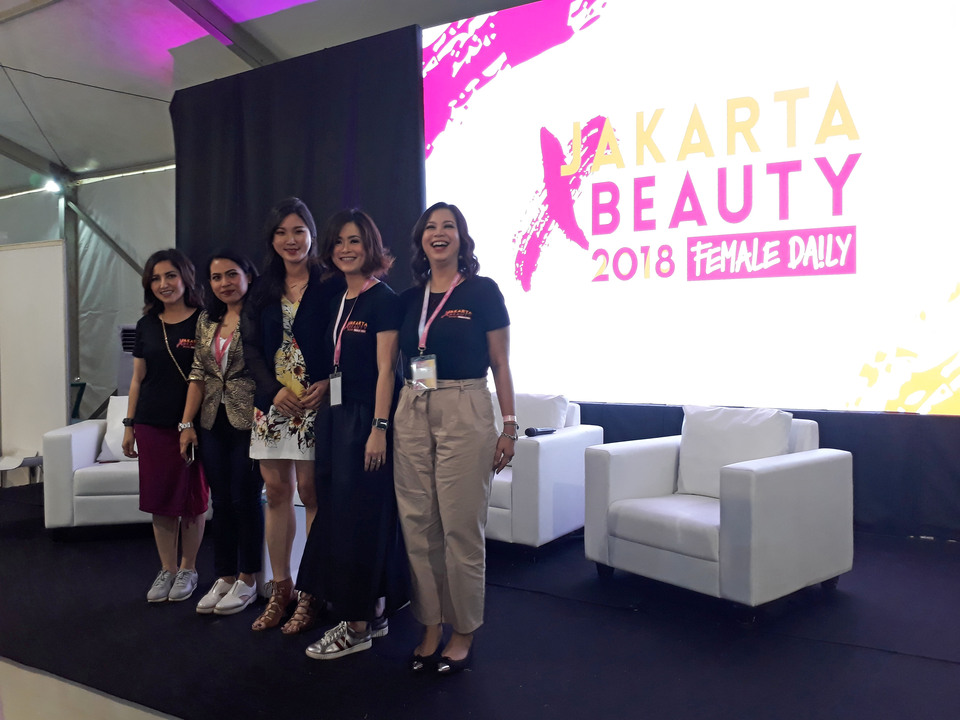 The Jakarta x Beauty 2018 event, following last year’s success, came to grace the capital with 60 beauty brands, 15 makeup artists, 20 beauty workshops and 20 beauty talk-shows at Senayan City Mall on Friday (04/27). Hosted by the Female Daily Network, the three-day event also invited 40 influencers who helped attract more beauty-fans. (JG Photo/Joy Muchtar) 