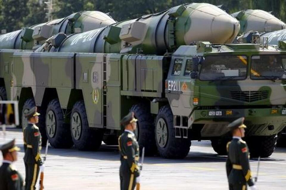 China confirmed on Thursday (26/04) that it had put into a service a new missile that Chinese media has dubbed the 'Guam killer' for its ability to hit the US Pacific Ocean base with a conventional or nuclear weapon.  (Reuters Photo/Damir Sagolj)