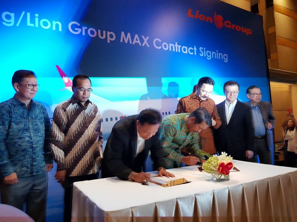 Lion Air Group, Indonesia's largest budget airline operator, signed a memorandum of understanding with the Indonesian Palm Oil Association, or Gapki, on Tuesday (10/04) in Jakarta to conduct research, development and trials to explore alternative palm oil-mixed aviation fuel, known as bioavtur. (Photo courtesy of Lion Air)