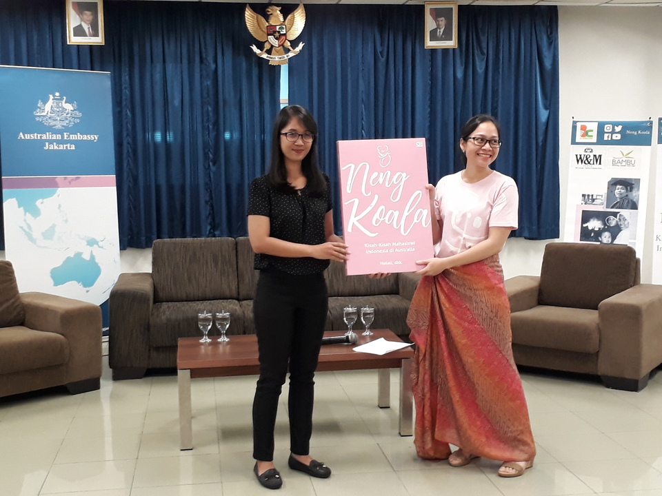 Neng Koala's founder Melati, left, at the launch of the community blog's anthology on Wednesday (25/04). (JG Photo/Joy Muchtar)