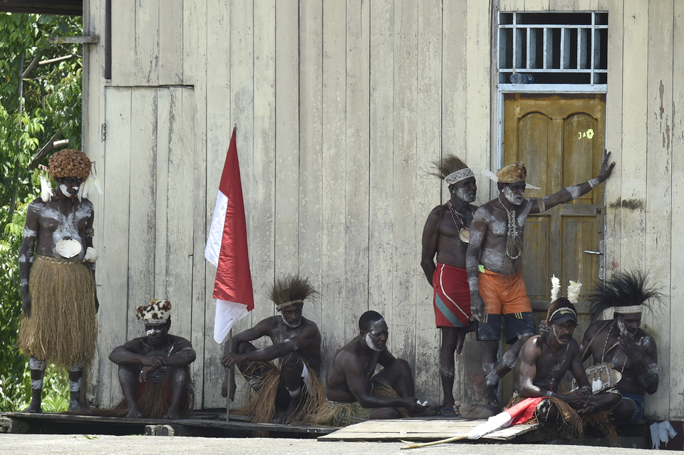 Papuan citizens await President Joko 'Jokowi' Widodo's arrival in Asmat, Papua, in April 2018. (Antara Photo/Puspa Perwitasari)
