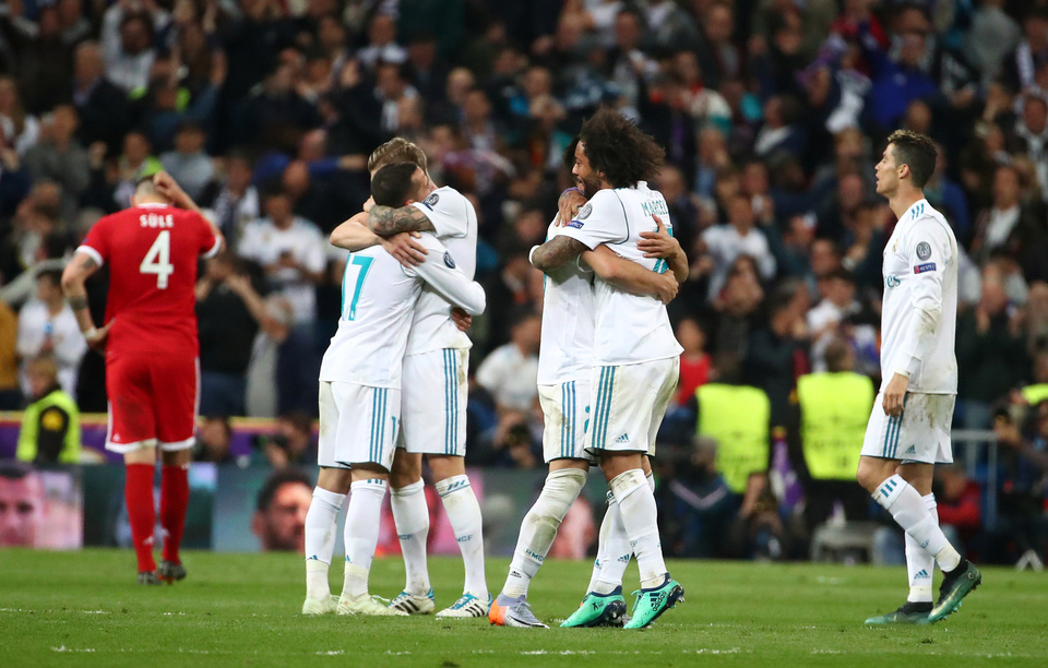 Real Madrid players celebrate after the match. (Reuters Photo/Michael Dalder)