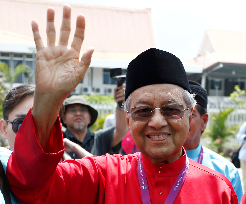 Former Malaysian Prime Minister Mahathir Mohamad, candidate for the opposition Alliance of Hope, waves to his supporters after his nomination, on Langkawi Island on April 28. (Reuters Photo/Lai Seng Sin)