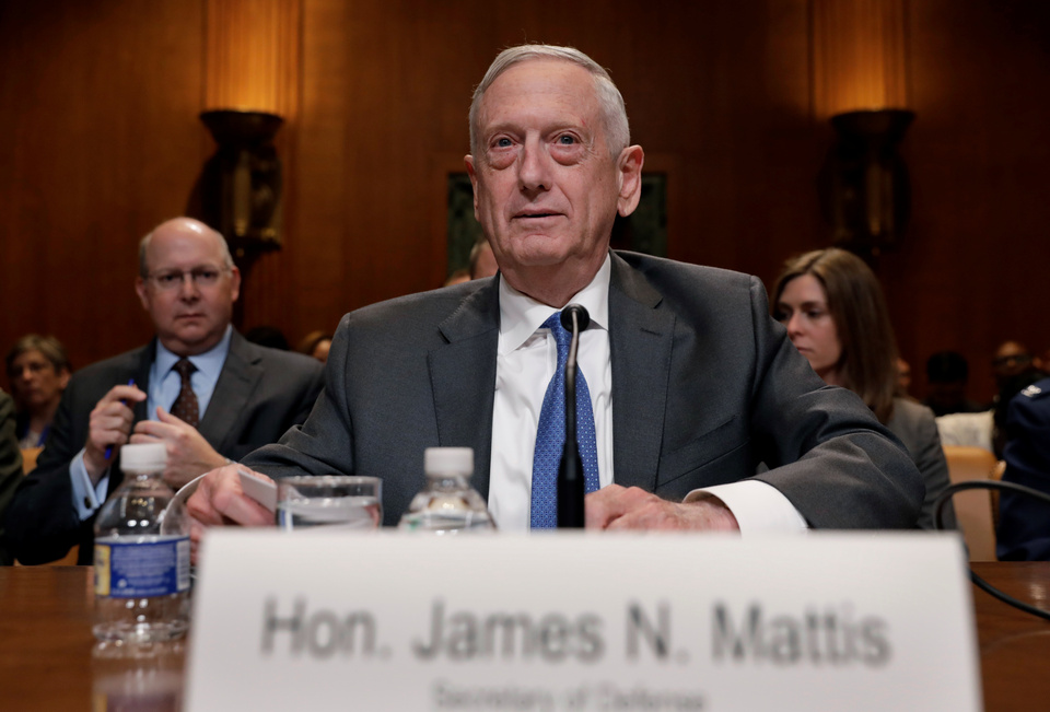 US Defense Secretary Jim Mattis said on Tuesday (29/05) that the United States would continue to confront what Washington sees as China's militarization of islands in the South China Sea, despite drawing condemnation from Beijing for an operation in the region over the weekend.  (Reuters Photo/Yuri Gripas)