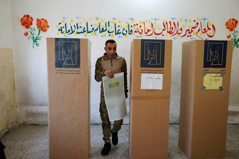 For the first time since driving out Islamic State, Iraqis go to the polls on Saturday (12/05) in an election that will shape attempts to heal the country's deep divisions and could shift the regional balance of power. (Reuters Photo/Thaeir al-Sudani)