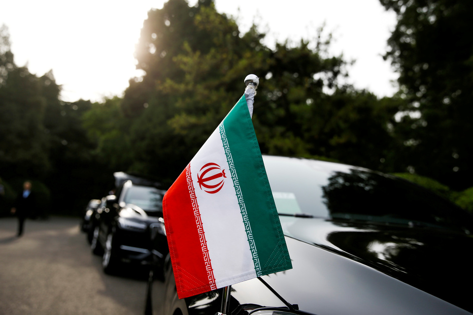 Cars of the Iranian delegation are seen parked outside a building of the Diaoyutai state guesthouse as Iranian Foreign Minister Mohammad Javad Zarif meets Chinese State Councillor and Foreign Minister Wang Yi in Beijing, China, Sunday (13/05). (Reuters Photo/Thomas Peter)