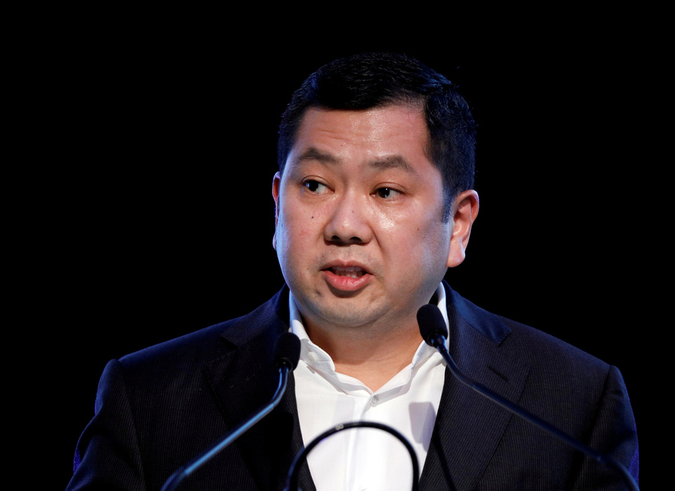 Hary Tanoesoedibjo confirmed on Wednesday (16/05) that his company had chosen a subsidiary of a Chinese state-owned construction firm to build a theme park at a luxury resort in West Java, but said he had not signed any loan deal with China for the project. (Reuters Photo/Edgar Su)