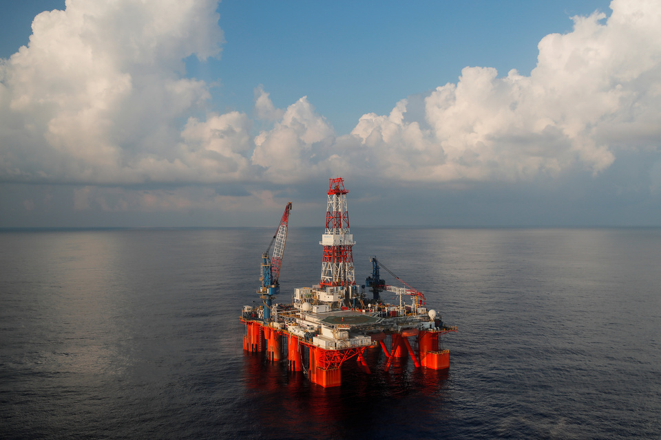 A general view shows JDC Hakuryu-5 deepwater drilling platform in the South China Sea off the coast of Vung Tau, Vietnam, on April 29, 2018. (Reuters Photo/Maxim Shemetov)