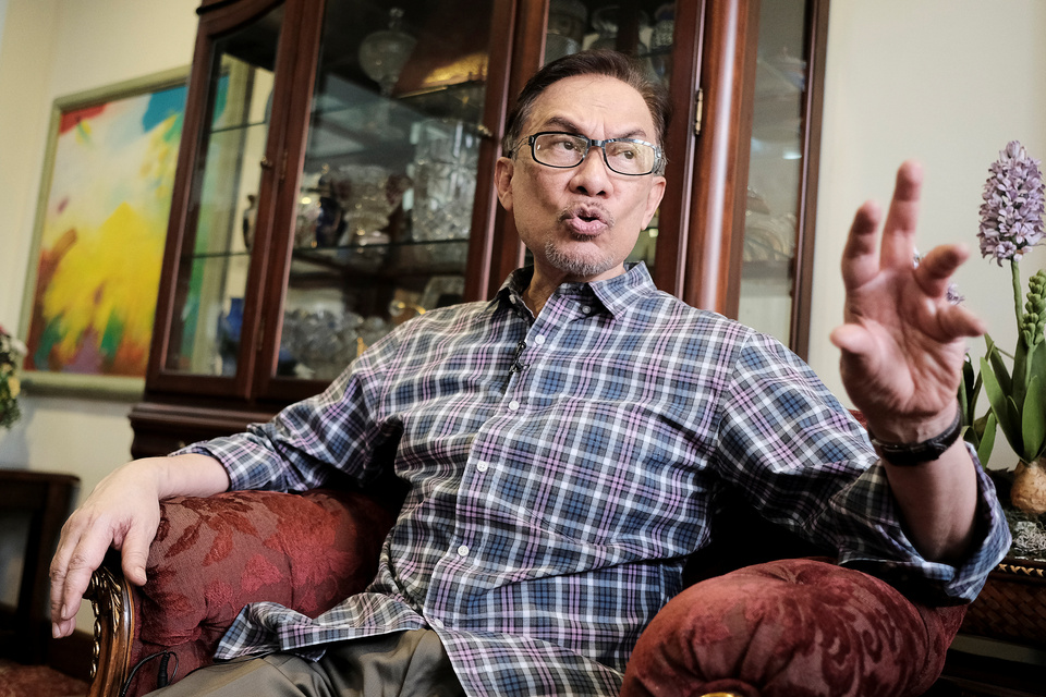 Malaysian politician Anwar Ibrahim speaks to Reuters during an interview at his house in Kuala Lumpur on Thursday (17/05). (Reuters Photo)