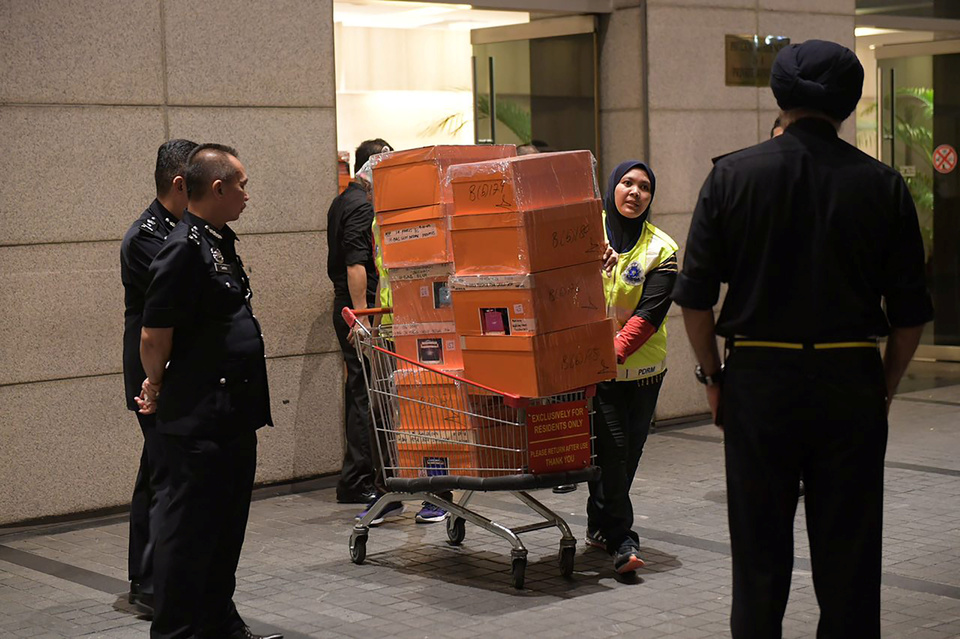 Malaysian police seized 284 boxes of designer handbags and dozens of bags filled with cash and jewelry on Friday (18/05) from a luxury condominium in the center of Kuala Lumpur linked to former prime minister Najib Razak. (Reuters Photo/The Straits Times)