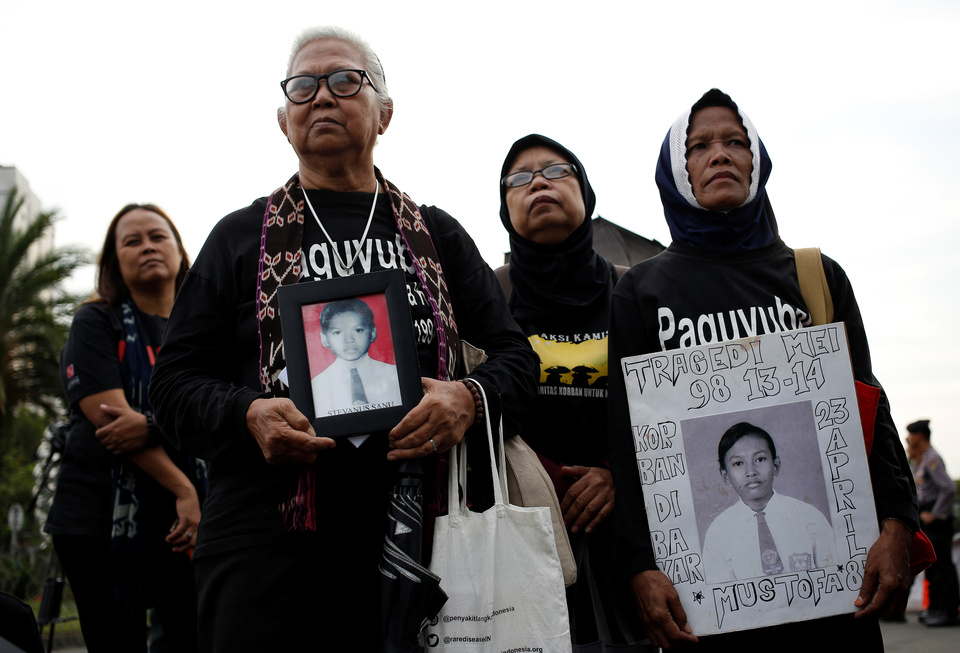 Mothers who lost children during the political turmoil of 1998 take part in a weekly 'Kamisan' silent protest against human rights violations outside the Presidential Palace in Central Jakarta on May 17. (Reuters Photo/Willy Kurniawan)